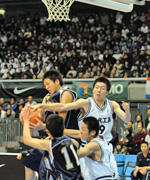 満原を欠いた能代工はリバウンドを洛南に奪われ苦戦（撮影・北村宏平）

