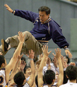 連覇を達成した洛南は吉田ヘッドコーチを歓喜の胴上げ（撮影・中村誠慈）

