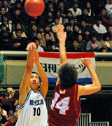 能代工の館山（左）はチーム最多３６点を挙げる（撮影・柴田寛人）
