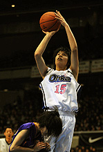 １９０センチの長身をいかしシュートを放つ渡嘉敷