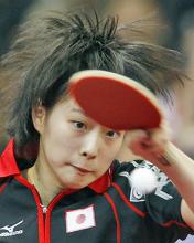 準決勝のシンガポール戦に１番手で出場、スマッシュを放つ石川佳純（共同）