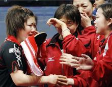 韓国に逆転勝ちし喜び合う（左から）福原、平野、藤井、福岡＝広州（共同）