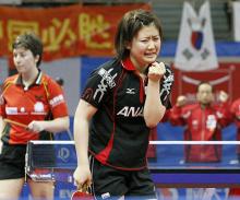 準々決勝で、ハンガリーのトートを接戦の末下しガッツポーズの福原（共同）