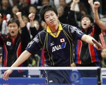 準決勝の韓国戦で、ポイントを奪われ、疲れた表情を見せる水谷隼（共同）