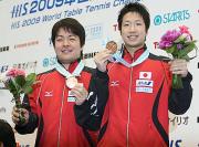 銅メダルを手に笑顔を見せる水谷（右）と岸川（撮影・鹿野芳博）